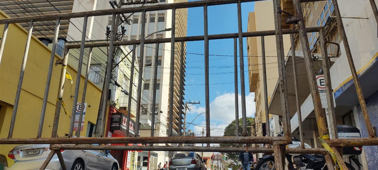 Foto 9 de 16 — Com protesto marcado, rua no entorno da prefeitura é fechada em Araraquara